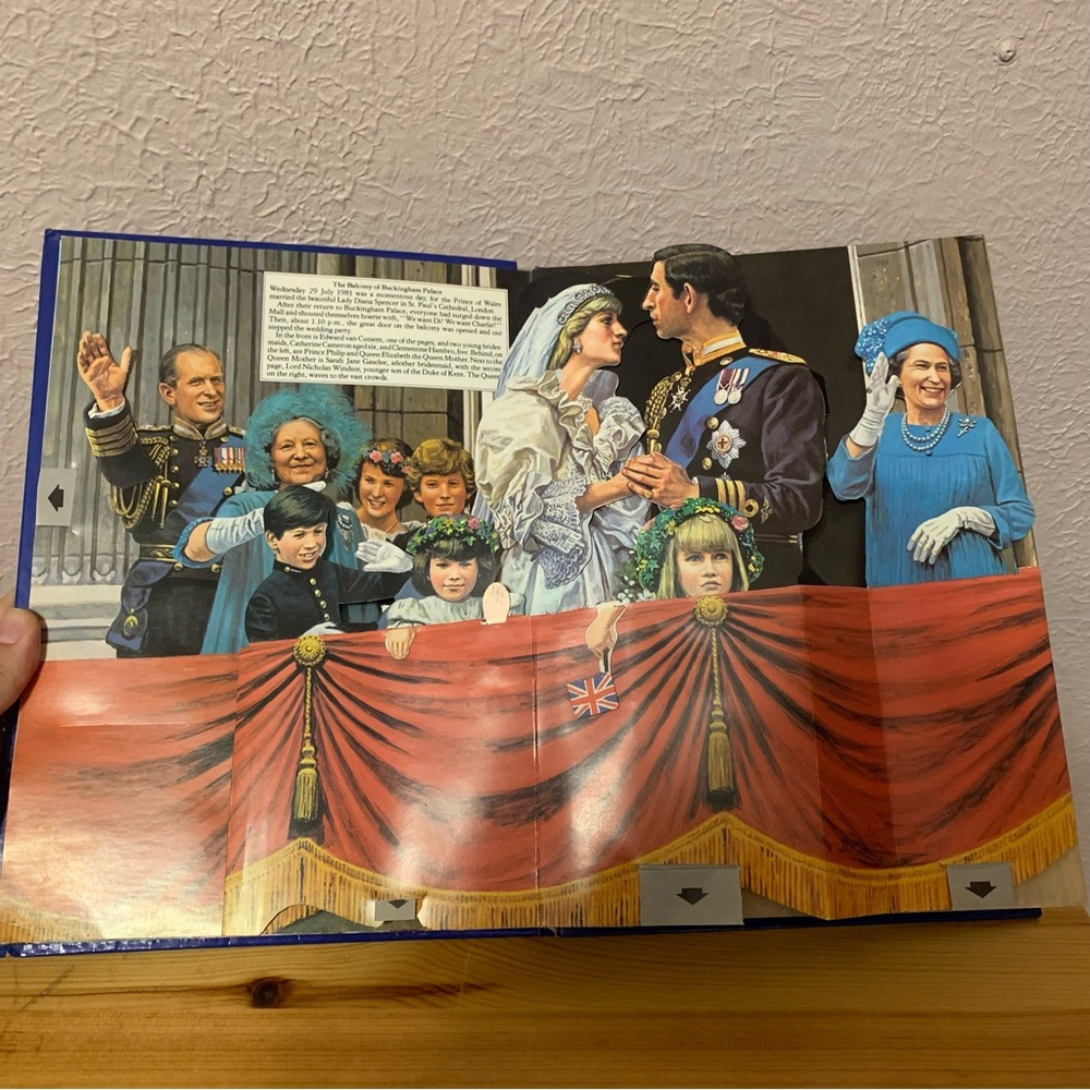 The Royal Family Charles and Diana pop up book - Picture 6 of 7